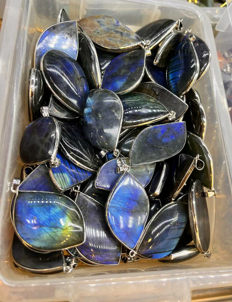 Labradorite pendant with silver frame