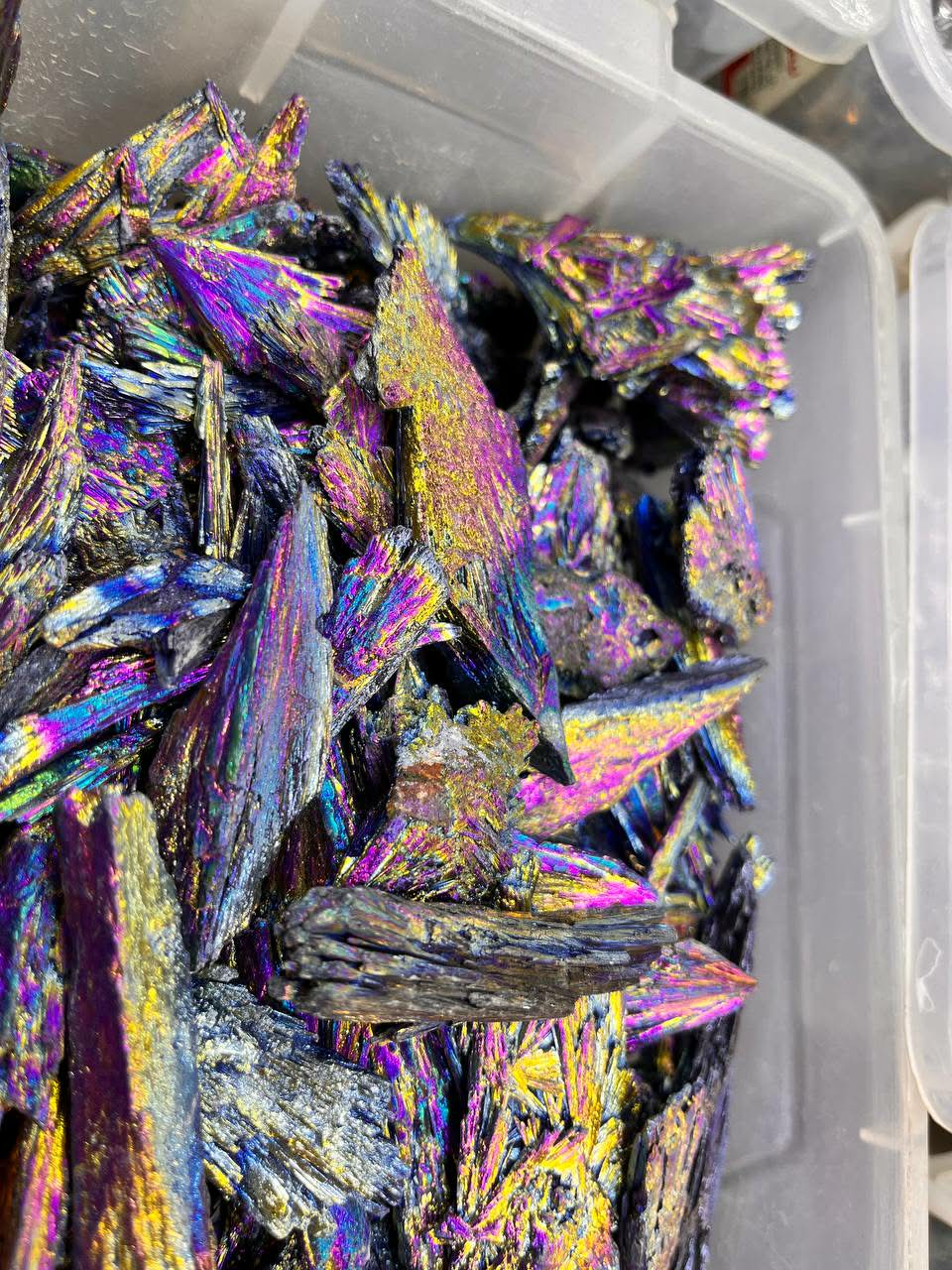 Titanium black kyanite